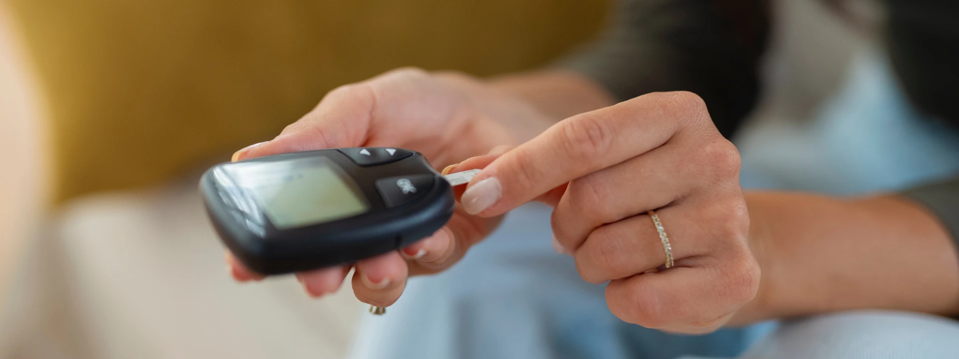 Pessoa medindo a taxa de glicose