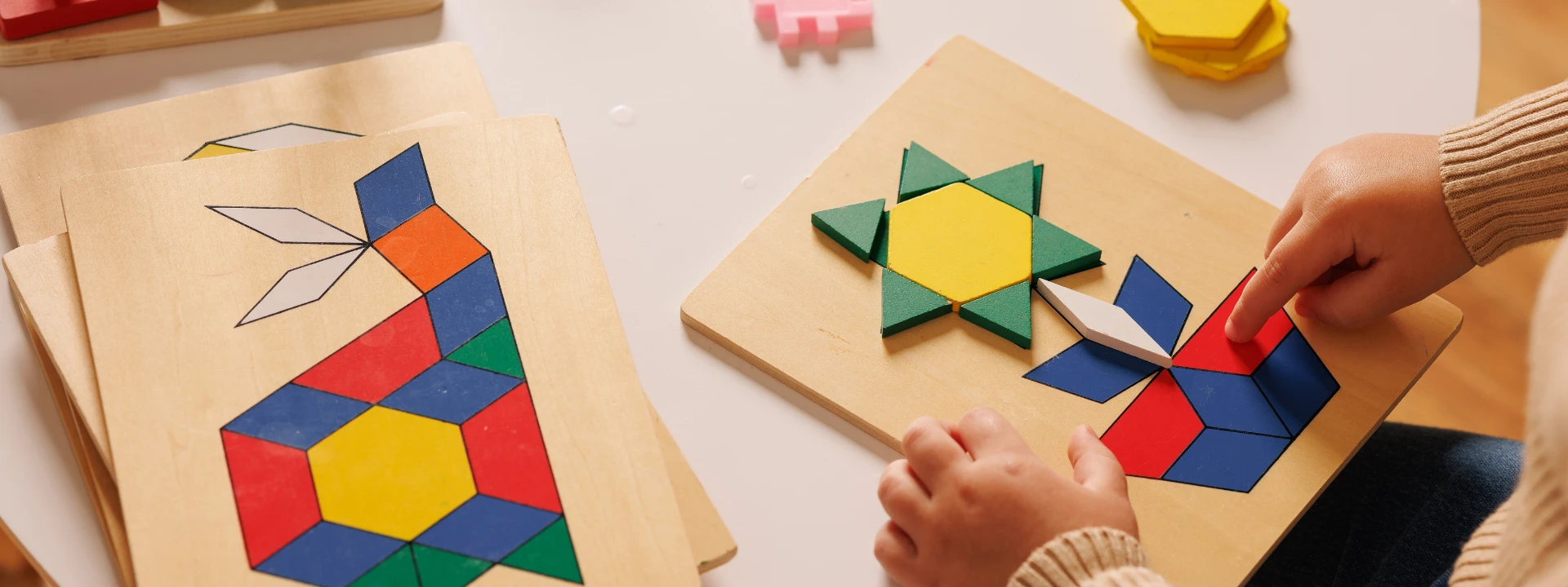 criança com brinquedo