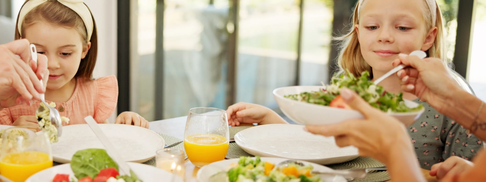 criança sentada à mesa